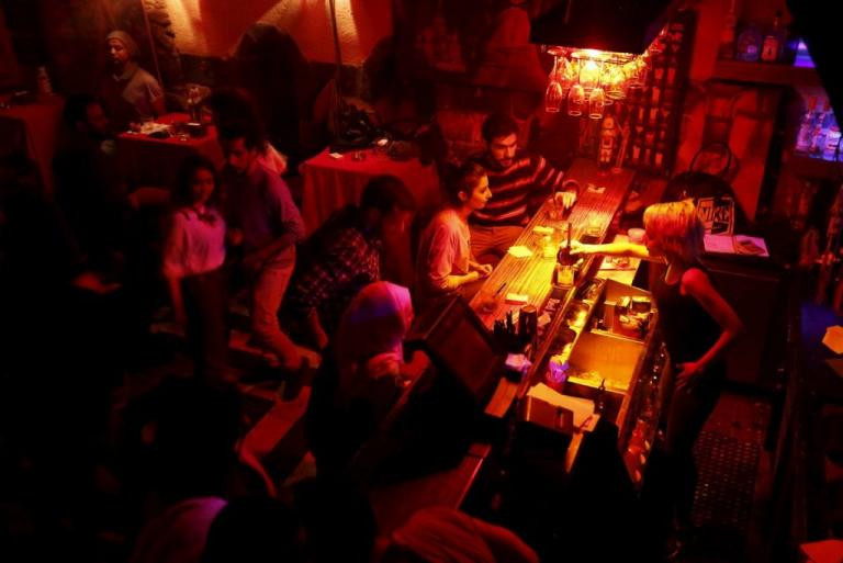 Συναγερμός στο Μπουρνάζι – Το κλαμπ της κόκας και ο… σταρ του Χόλιγουντ